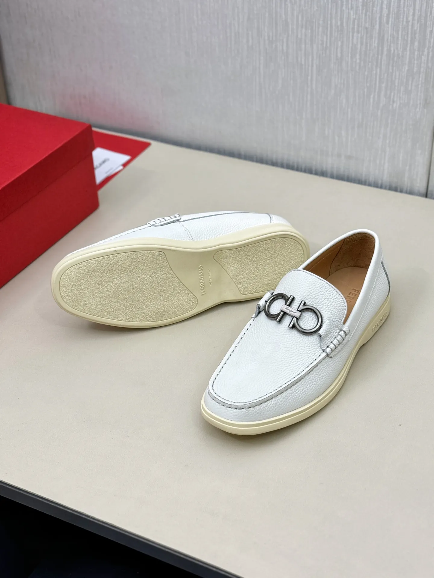 [Ferragamo] P: 580💰 Number of yards: 38~44 (45 orders are non-returnable) Ferragam's new men's driving shoes, the fabric is made of imported cowhide, with visible texture, heavy industrial stitching, dyed calfskin inside, standard logo cowhide feet, big-name experience, soft and comfortable on the feet, a men's favorite, special non-slip and wear-resistant rubber soles, easy to handle various occasions, with original box packaging!
